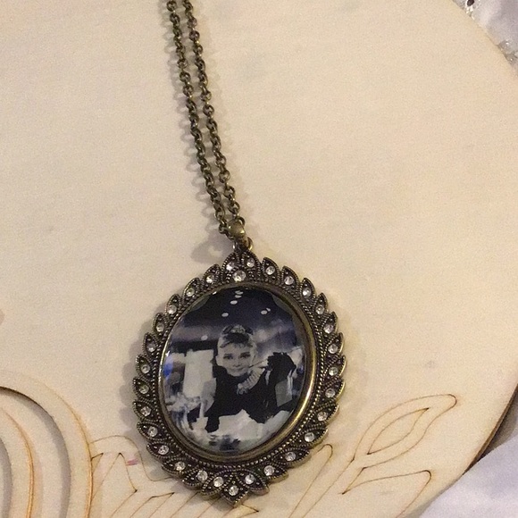 Audrey Hepburn Necklace - Picture 6 of 9